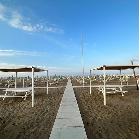 Hotel Neyra Beach Rimini Dış mekan fotoğraf
